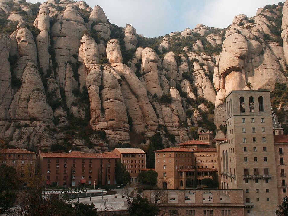 abadia-de-montserrat-wikipedia.jpg