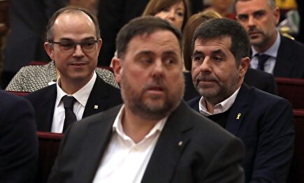Junqueras, Turull y Sánchez en el banquillo. |  EFE