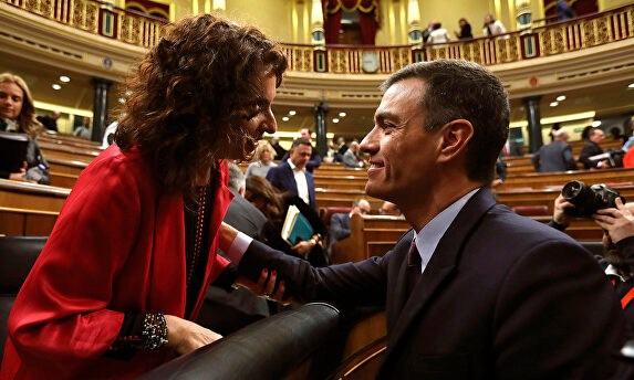 María Jesús Montero, con Pedro Sánchez  en el Congreso |  EFE