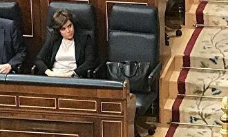 Soraya Sáenz de Santamaría y su bolso |  EFE