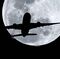 Un avión se cruza entre la Luna y el objetivo de la cámara.