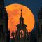 La superluna sobre la catedral de Santiago esta tarde. Gracias al inusual buen tiempo en Galicia se puede observar este fenómeno astronómico, que ocurre cuando la luna llena se encuentra en su perigeo, el punto más cercano a la Tierra.