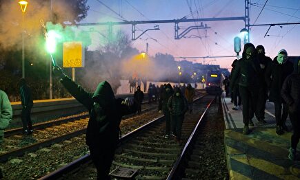 Radicales de los CDR en la estación de Renfe en Sitges en febrero. |  Twitter: @CDRCatOficial