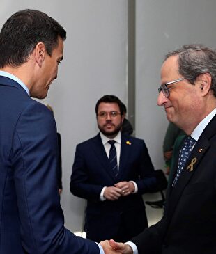 Pedro Sánchez saluda a Quim Torra |  EFE