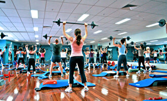 Clase de body pump en un gimnasio. | Wikimedia