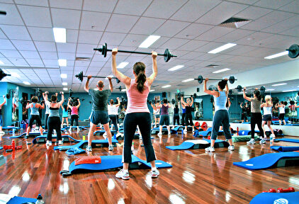 Clase de body pump en un gimnasio. | Wikimedia