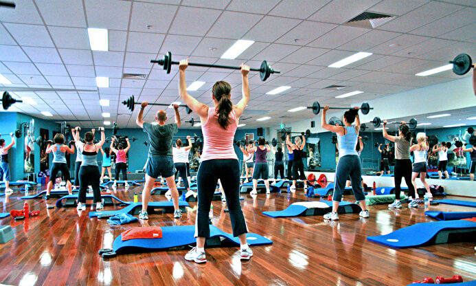 Clase de body pump en un gimnasio. | Wikimedia