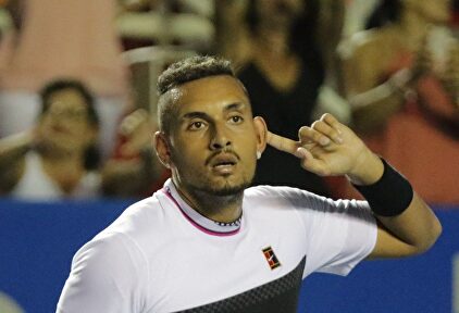 Kyrgios y sus gesto a la grada. | EFE