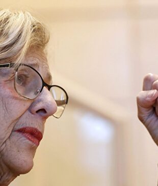 Primer plano de la exalcaldesa de Madrid Manuela Carmena |  EFE