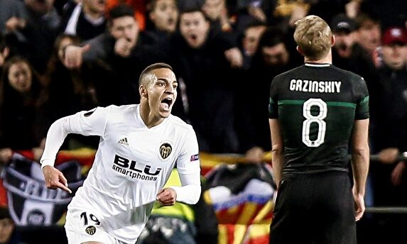 Rodrigo celebra un gol con el Valencia. |  EFE