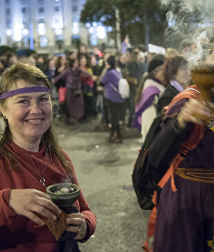 'Sacerdotisas' feministas, en una manifestación de lo suyo |  EFE