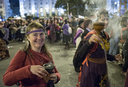 'Sacerdotisas' feministas, en una manifestación de lo suyo |  EFE