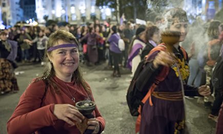 'Sacerdotisas' feministas, en una manifestación de lo suyo |  EFE