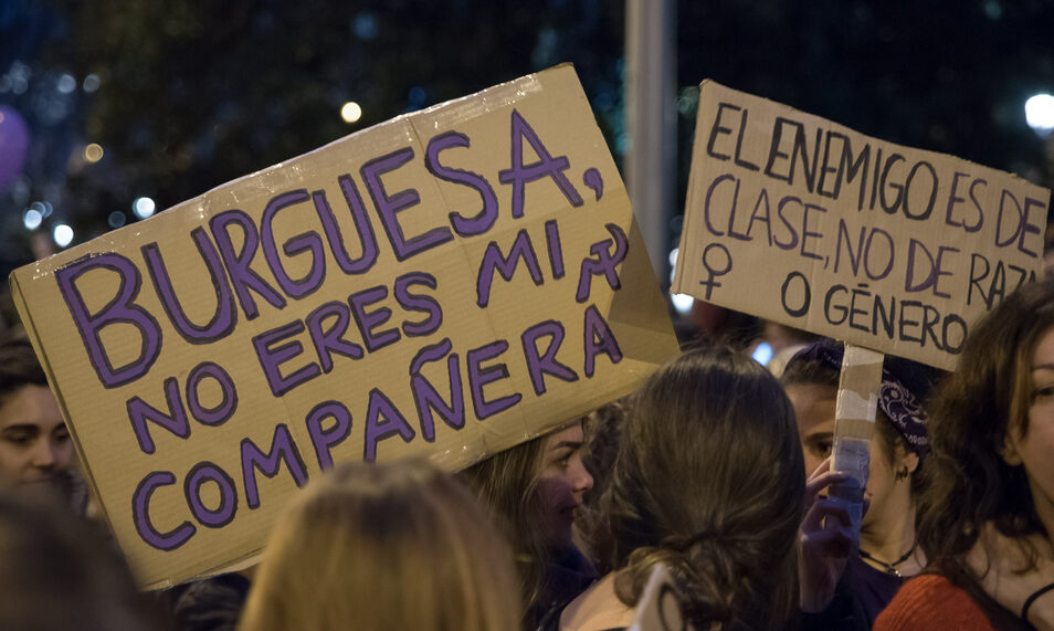 La abogada Yobana Carril, conocida por su defensa de "los hombres maltratados por la ley", advierte de los peligros que entraña el feminismo actual.