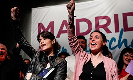 Irene Montero, levanta el puño en un acto público. |  EFE