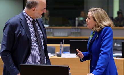 El comisario europeo de Economía y Finanzas, Pierre Moscovici, conversa con la ministra de Economía, Nadia Calviño |  EFE