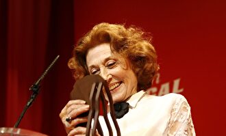 Julia Gutiérrez Caba, recogiendo un premio. |  Cordon Press