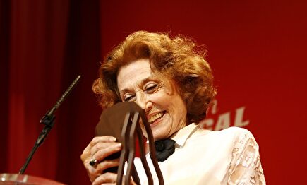 Julia Gutiérrez Caba, recogiendo un premio. |  Cordon Press