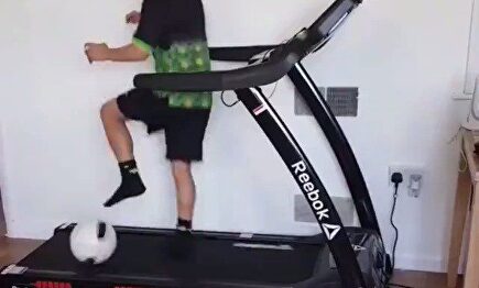 Alucinarás: el niño que entrena controlando el balón en una cinta para correr 