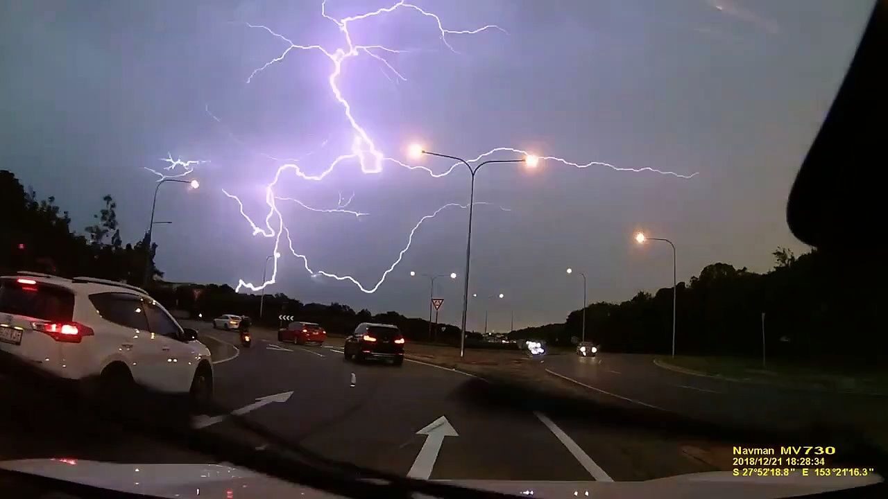 Impresionante avalancha de nieve cae sobre esta carretera de Colorado