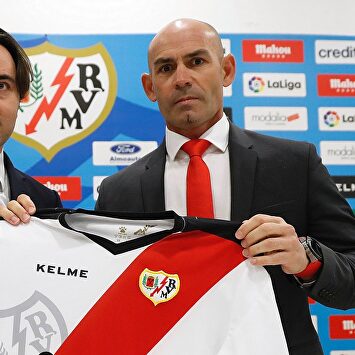 Paco Jémez, junto a Martín Presa en su presentación con el Rayo Vallecano. | EFE