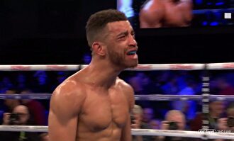 Hasta el rabo todo es toro: con el combate perdido y su rival mofándose de él ocurre esto