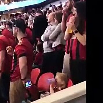 Un padre entretiene a su hija con dibujos animados para poder ver un partido