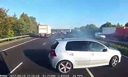 Para milagrosamente a pocos centímetros de un coche accidentado