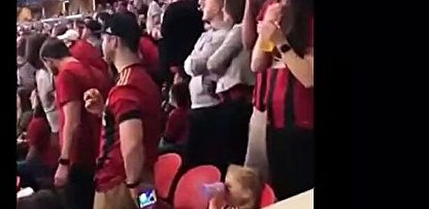 Un padre entretiene a su hija con dibujos animados para poder ver un partido