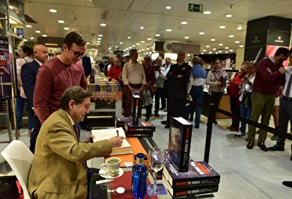 Jiménez Losantos colapsa El Corte Inglés de Sevilla en la firma de 'Memoria del Comunismo'