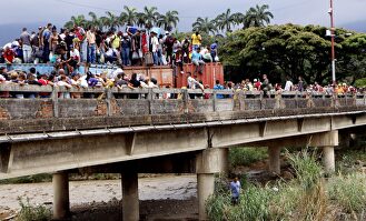 Venezolanos en el puente Simón Bolivar. |  EFE
