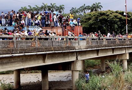 Venezolanos en el puente Simón Bolivar. |  EFE