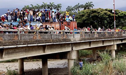 Venezolanos en el puente Simón Bolivar. |  EFE