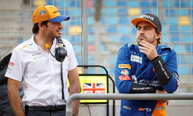 Fernando Alonso, junto a Carlos Sainz | EFE