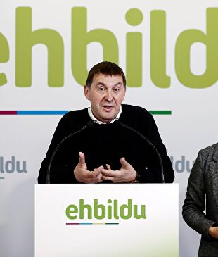 El líder proetarra Arnaldo Otegi, junto a Bakartxo Ruiz |  EFE