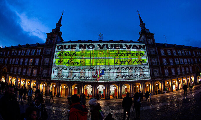 Papeles de Bárcenas proyectados en la Plaza Mayor por Podemos. | EFE