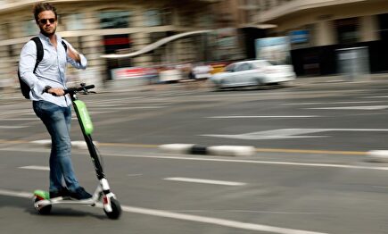 Un usuario de patinete eléctrico. |  EFE 