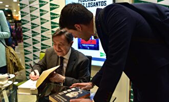 Jiménez Losantos, firmando su libro. |  Libertad Digital