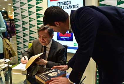 Jiménez Losantos, firmando su libro. |  Libertad Digital
