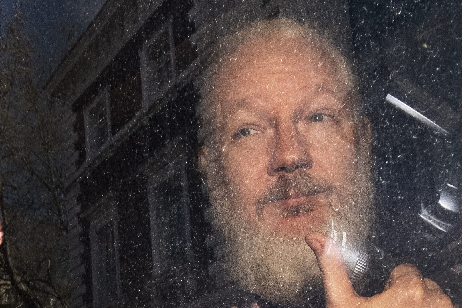 Julian Assange, detenido por la Policía británica tras retirarle