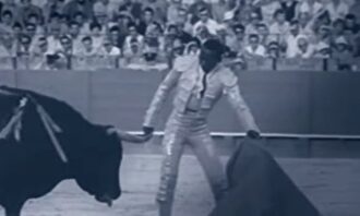 Ricardo Chibanga, el primer torero negro, en plena faena. |  Youtube