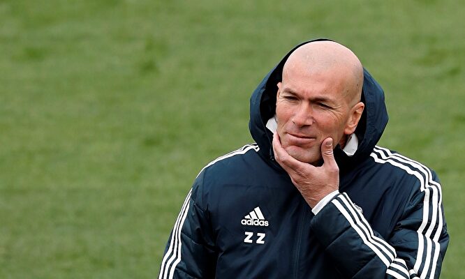 Zidane en un entrenamiento con el Real Madrid. |  EFE