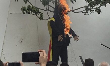 Imagen del muñeco que representaba a Puigdemont |  Twitter / Martbe