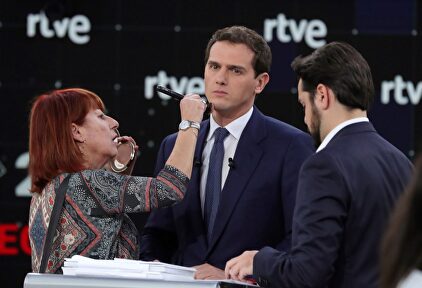 Albert Rivera, recibiendo maquillaje durante el debate en RTVE de abril. |  EFE