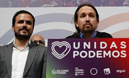 Alberto Garzón (izq.) y Pablo Iglesias | EFE