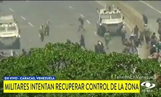 Una tanqueta militar arrolla a manifestantes en Venezuela