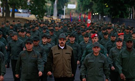 Nicolás Maduro, con miembros de las Fuerzas Armadas Bolivarianas de Venezuela |  EFE