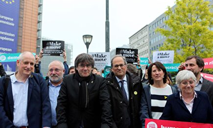 Puigdemont y Torra, junto con exconsejeros, frente al edificio de la Comisión Europea en Bruselas el pasado mes de mayo. |  EFE