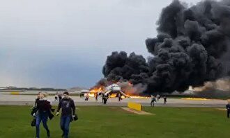 Al menos 40 muertos tras incendiarse un avión comercial en un aeropuerto de Moscú