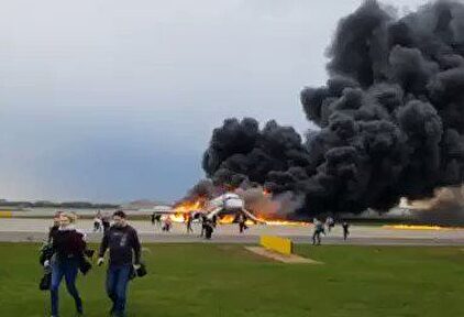 Al menos 40 muertos tras incendiarse un avión comercial en un aeropuerto de Moscú
